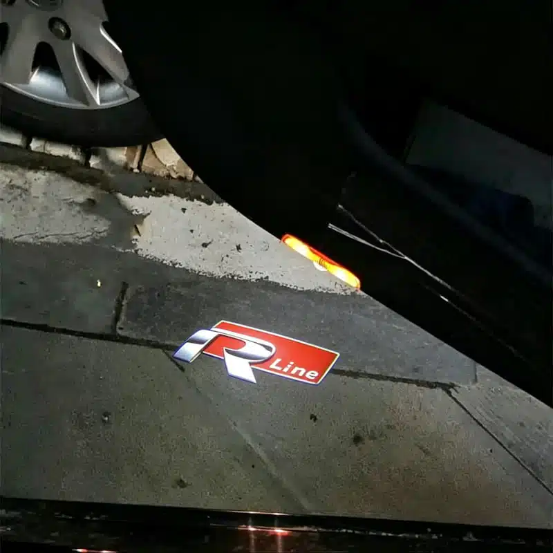 2Pcs/Set VW R Line Door Lights 1 VW R Line door lights projecting the sharp, silver-and-black performance R logo onto the ground in bright LED.